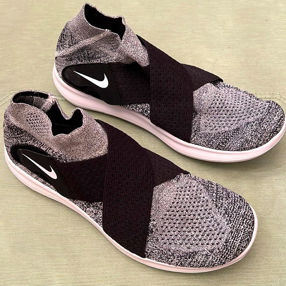 Never Worn NIKE Ladies Ankle High Slip-On Sneakers. Size 9.5.